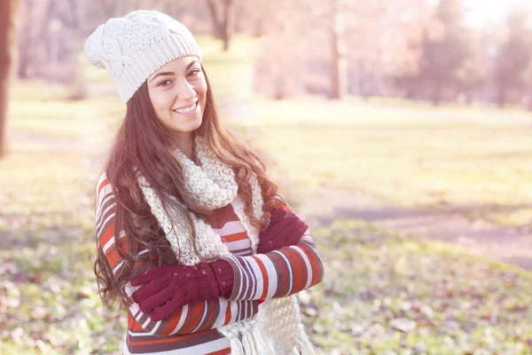 Hermosa feliz sonrisa chica al aire libre —  Fotos de Stock