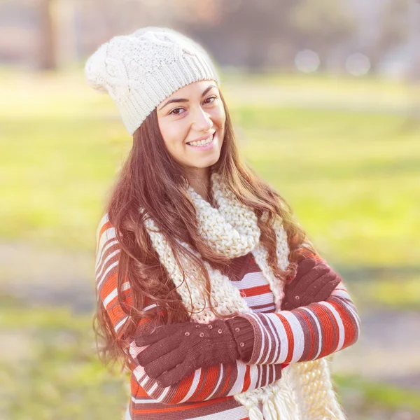 Belle fille souriante heureuse en plein air — Photo