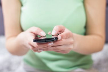 Telefon kullanan kadın eller.