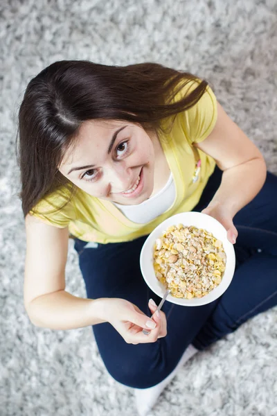 Jovem feliz comendo café da manhã de cereais — Fotografia de Stock