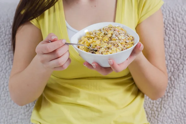 Donna che fa colazione ai cereali — Foto Stock