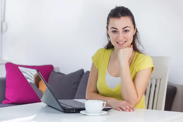 Felice giovane bella donna utilizzando il computer portatile — Foto Stock