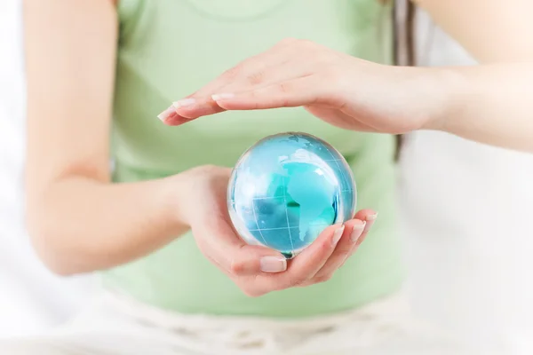 Globo terrestre en manos humanas — Foto de Stock