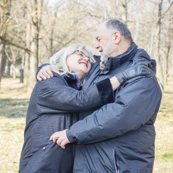 Feliz idosos casal sênior abraçando — Fotografia de Stock