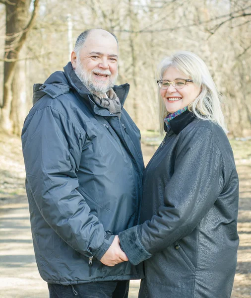 Szczęśliwy podeszłym wieku starszy romantyczna para — Zdjęcie stockowe