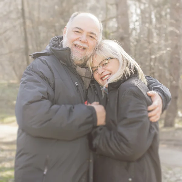 Счастливая пожилая пара обнимается — стоковое фото