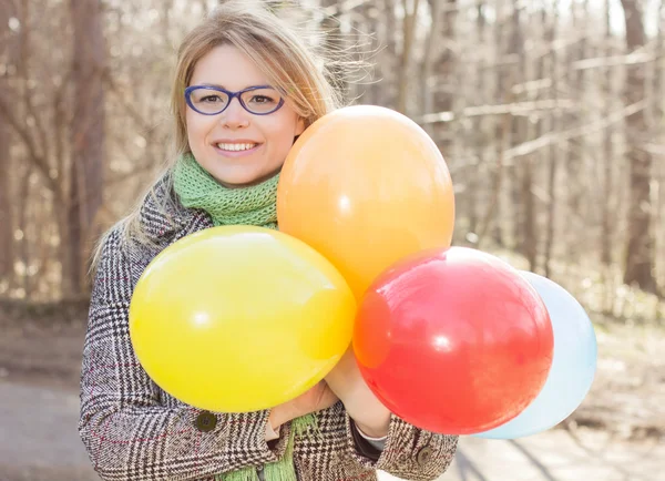 Bekymmersfri livsstil glad ung kvinna — Stockfoto