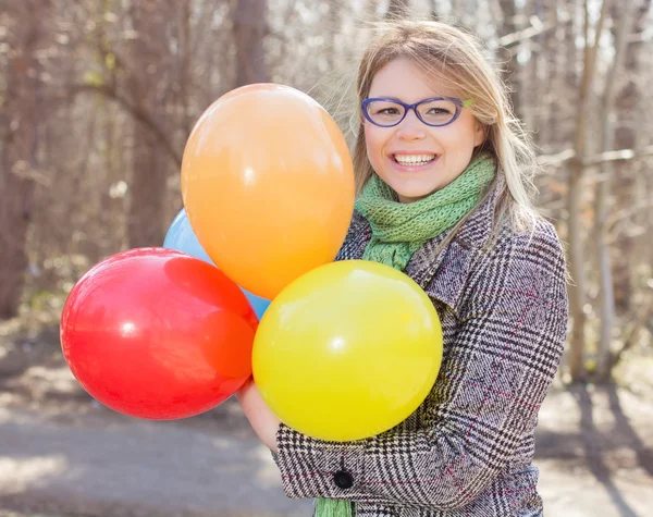 Bekymmersfri livsstil glad ung kvinna — Stockfoto