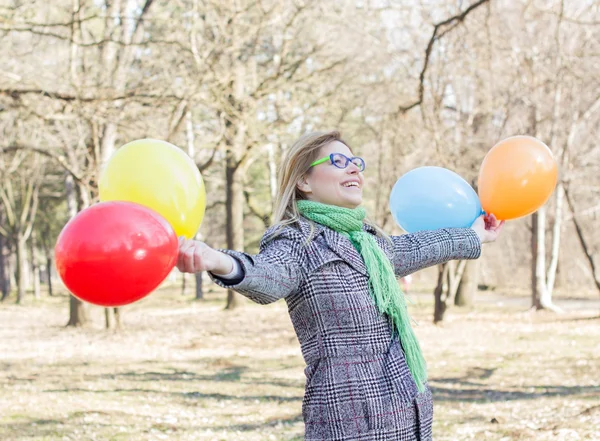 Carefree Livsstil Glad ung kvinde - Stock-foto