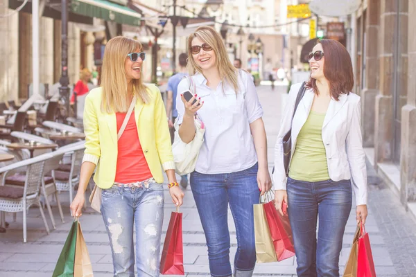 Winkelen vriendinnen kopen buiten — Stockfoto
