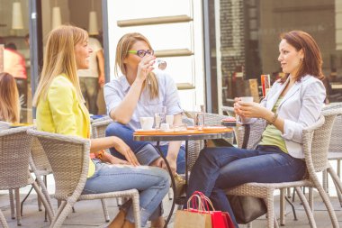 Kahve molası birlikte genç kadınlar var.