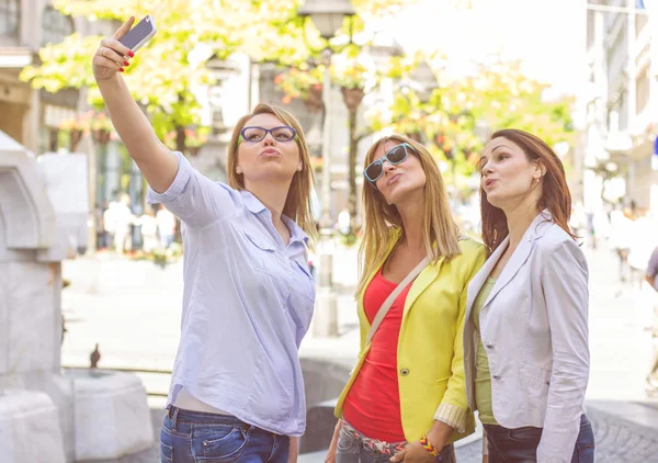 Feliz feminino amigos tomando selfie — Fotografia de Stock