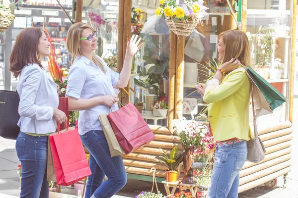 Shopping kvinnliga vänner köper utomhus — Stockfoto
