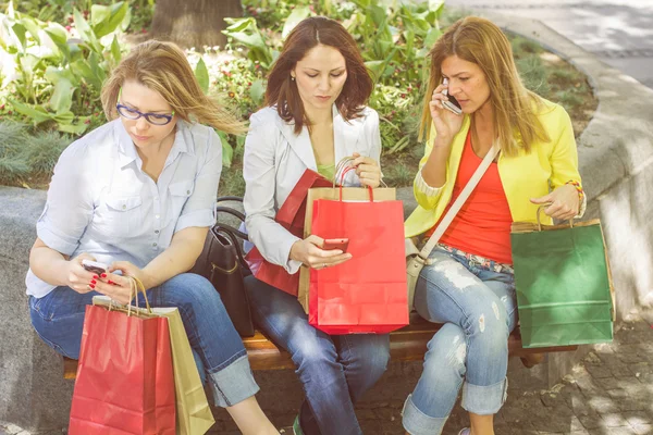 Shopping kvinnliga vänner — Stockfoto