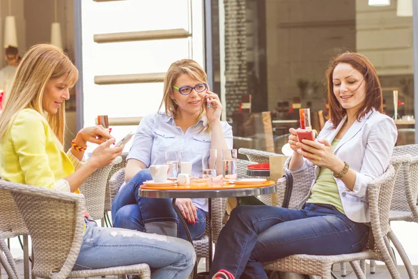 Młode kobiety mają przerwa na kawę razem — Zdjęcie stockowe
