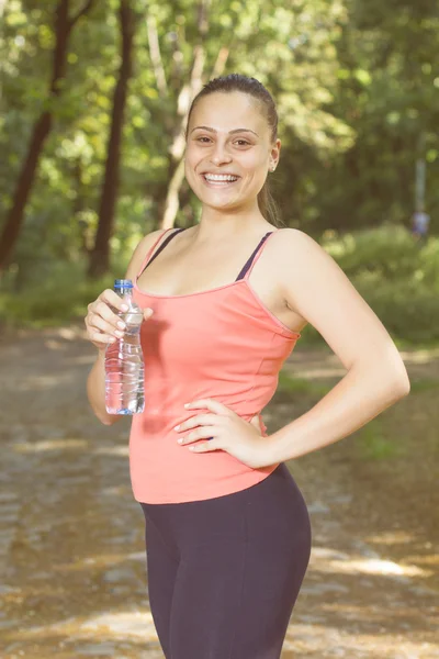 Fitness glimlachend gezonde jonge vrouw — Stockfoto