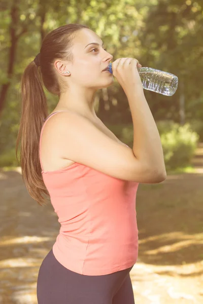 Alkalmasság egészséges fiatal nő ivóvíz — Stock Fotó