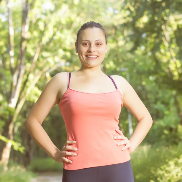 Fitness gelukkig gezonde jonge vrouw buiten — Stockfoto