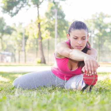 Fitness genç kadının germe egzersizleri yapması