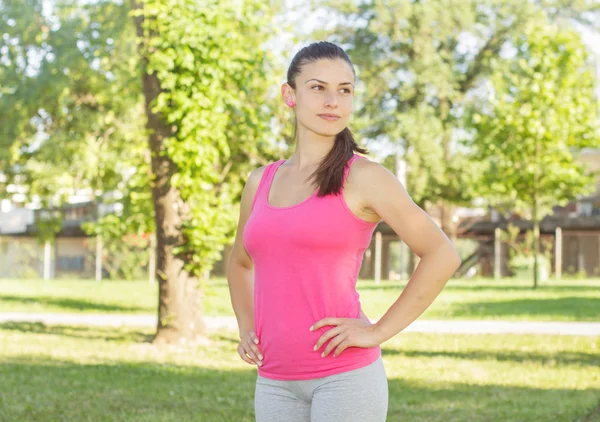 Sportlich fit gesunde junge Frau im Freien — Stockfoto