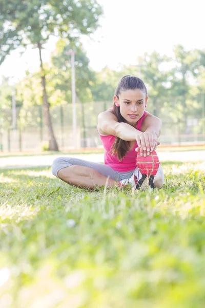 Fitness Jovem mulher fazendo exercícios de alongamento — Fotografia de Stock