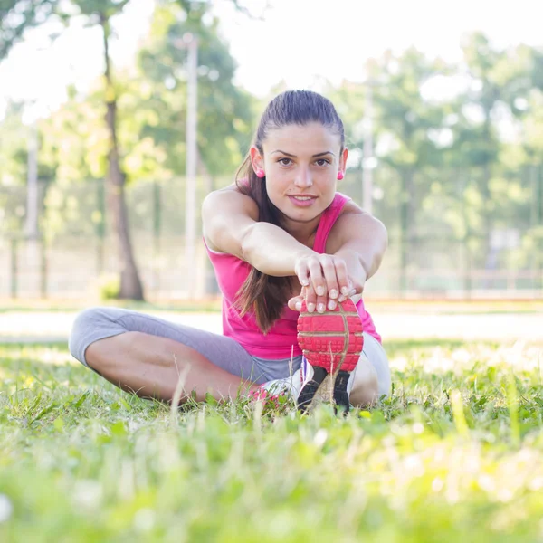 Fitness mladá žena dělá protahovací cvičení — Stock fotografie