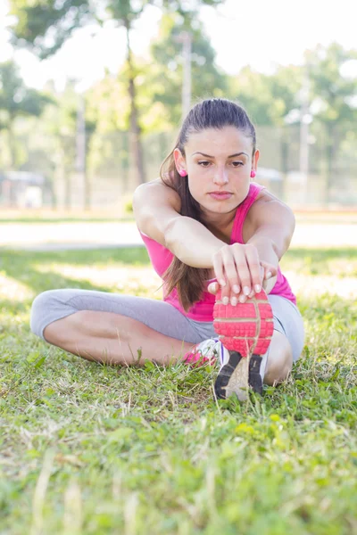 Fitness Giovane donna che fa esercizi di stretching — Foto Stock