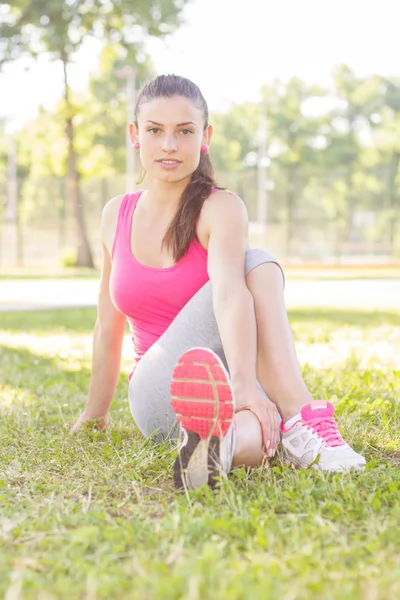健身年轻女人做伸展运动 — 图库照片