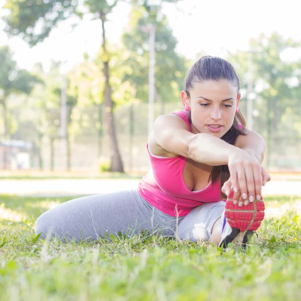 Fitness fiatal nő csinál, nyújtó gyakorlatok — Stock Fotó