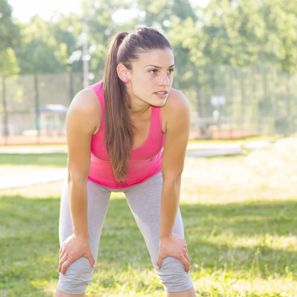 Sportlich fit gesunde junge Frau im Freien — Stockfoto