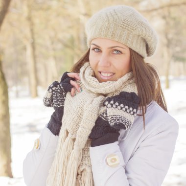 Mutlu güzel genç kadın kış sezonu