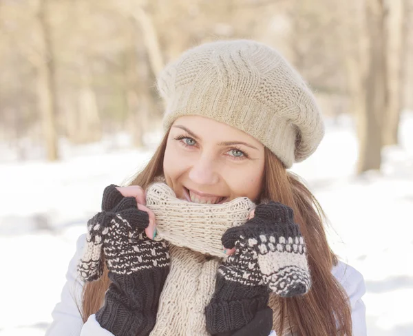 아름 다운 웃는 여자 겨울 — 스톡 사진