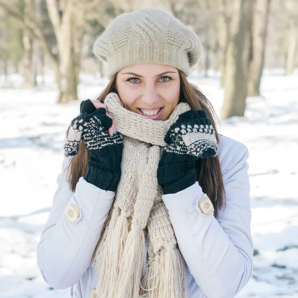 Gelukkig mooie jonge vrouw Winter seizoen — Stockfoto