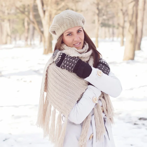 Счастливая молодая женщина зимнего сезона — стоковое фото