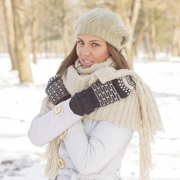 Felice bella giovane donna inverno Saeson — Foto Stock