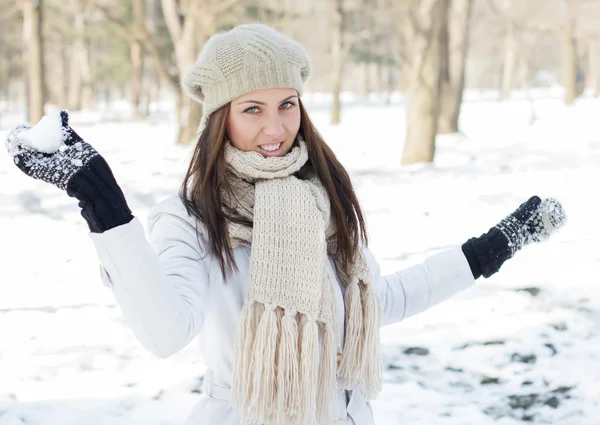 Glada vackra vinter kvinna — Stockfoto