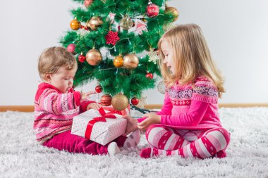 Noel hediyesi olan çocuklar