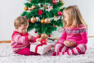 Noel hediyesi olan çocuklar