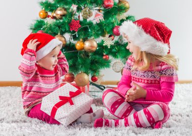 Noel hediyesi olan çocuklar