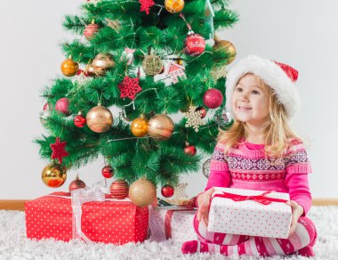 Noel hediye ile mutlu küçük kız