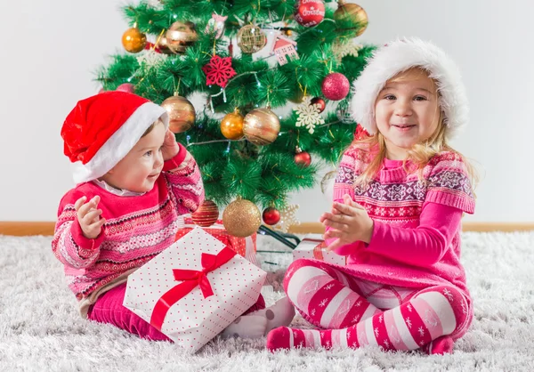 Barn med julklapp — Stockfoto