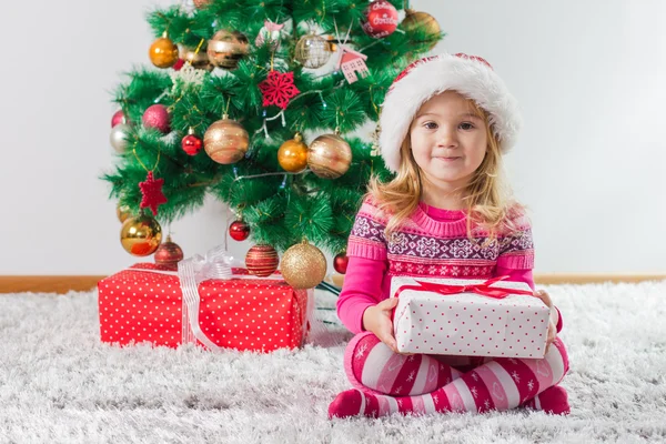 Heureuse petite fille avec cadeau de Noël — Photo