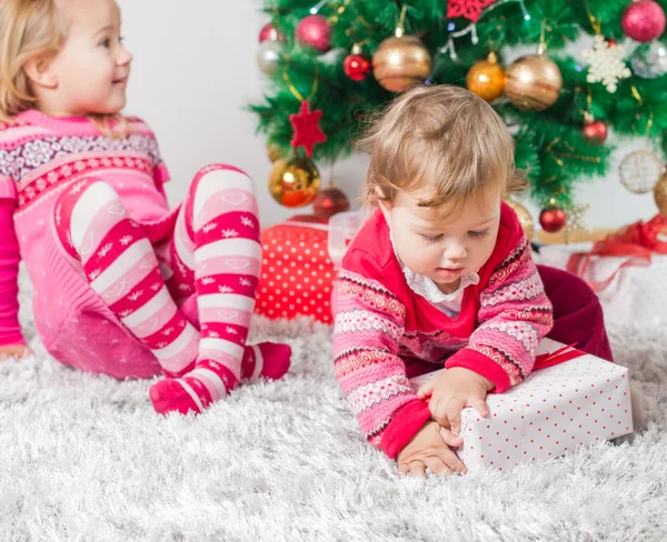 Enfants avec cadeau de Noël — Photo