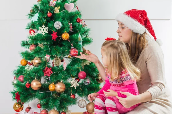 Glad familj öppna semestrar julklapp — Stockfoto