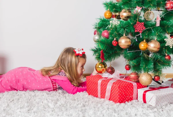 Glad liten flicka med julklapp — Stockfoto