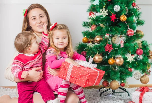 Karácsonyi boldog családi nyílt nyaralás ajándék — Stock Fotó