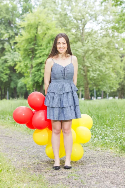 Felice bella spensierata giovane donna — Foto Stock