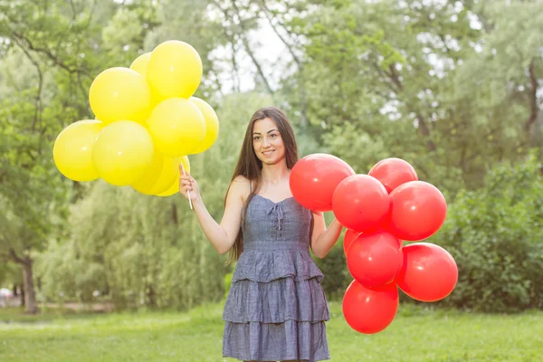 Glücklich schöne unbeschwerte junge Frau — Stockfoto