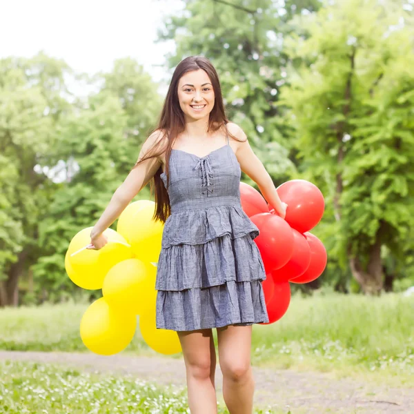 Attraktiv glücklich schöne unbeschwerte junge Frau — Stockfoto