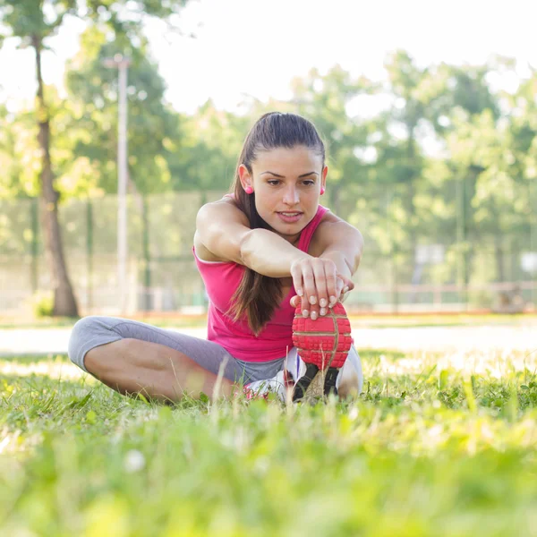 Sportovní kondici zdravá mladá žena venkovní — Stock fotografie